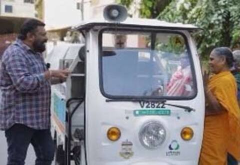 துப்புரவு தொழிலாளர்களுடன் கோபிநாத்! குவியும் பாராட்டுகள்