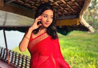 சிவப்பு சேலையில் சொக்க வைக்கும் வித்யா பிரதீப்