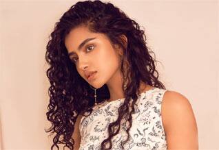 செல்பி எடுக்காத ஆத்திரத்தில் அனுபமாவிடம் ரகளையில் ஈடுபட்ட ரசிகர்கள்