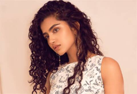 செல்பி எடுக்காத ஆத்திரத்தில் அனுபமாவிடம் ரகளையில் ஈடுபட்ட ரசிகர்கள்