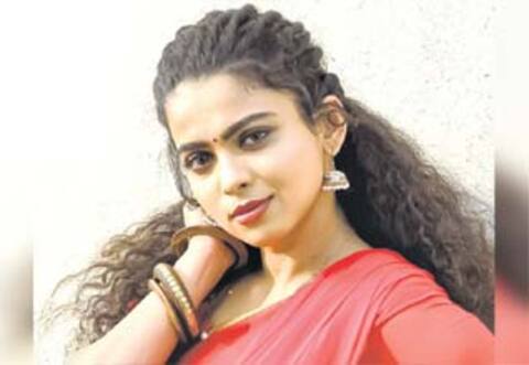 பாடினி நிலவின் பாதி நீ..: நடிகை பாதினி குமார்