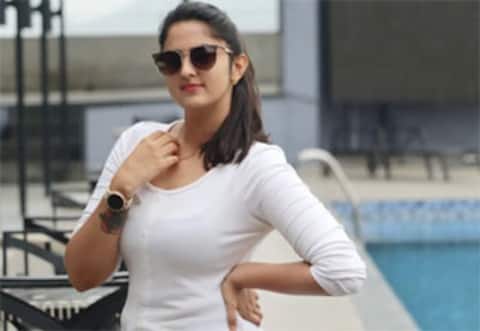 வெள்ளை டி-ஷர்ட்டில் வேற லெவல் போஸ் கொடுத்த ராதீகா ப்ரீத்தி