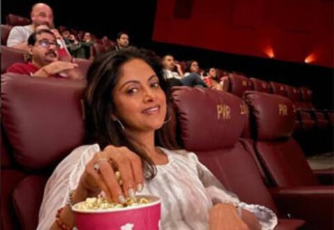 தியேட்டரில் படம் :  நதியாவின் 36 ஆண்டு மலரும் நினைவுகள்