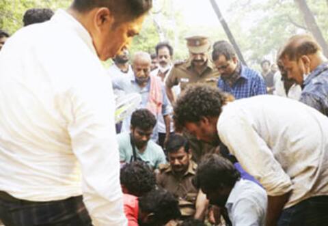 லத்தி சண்டை காட்சியில் விஷால் காயம் : படப்பிடிப்பு ரத்து