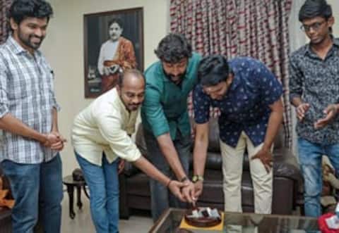 தேஜாவு வெற்றி : கேக் வெட்டி கொண்டாடிய படக்குழு