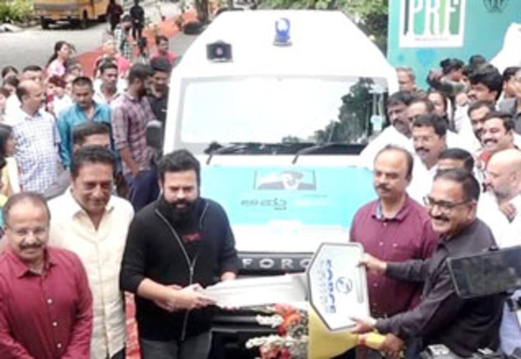 அப்பு நினைவாக ஆம்புலன்ஸ் வழங்கிய பிரகாஷ்ராஜ்