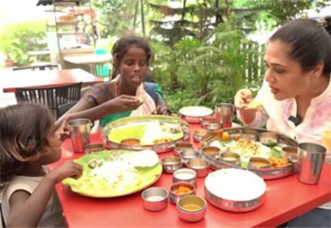 திருமணநாளை ஆதரவற்றவர்களுடன் கொண்டாடிய உமா ரியாஸ்