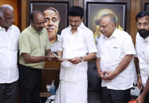 தயாரிப்பாளர்கள் சங்க பொதுக்குழு தீர்மானம் முதல்வரிடம் வழங்கல்