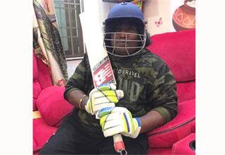 யோகி பாபுவுக்கு கிரிக்கெட் பேட்டை பரிசாக கொடுத்த விஜய்