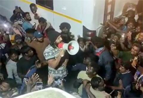 கோலார் தங்க வயலில் ரசிகர்களை சந்தித்து பேசிய விக்ரம்