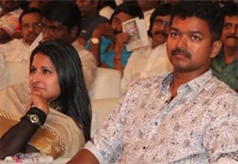 மனைவி சங்கீதாவுடன் வாரிசு படம் பார்த்த விஜய்