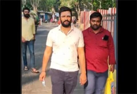 பழநி முருகனை வழிபட்ட சந்தானம்