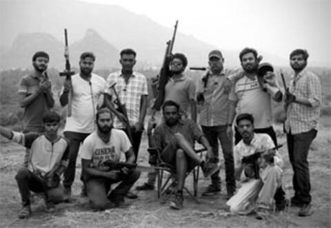 துப்பாக்கிகளுடன் தனுஷ் பட இயக்குனர் : வைரலான புகைப்படம்