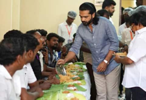 ரசிகர்களுக்கு தன் கையால் பிரியாணி பரிமாறிய சிம்பு