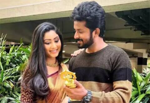 அதற்குள் விவாகரத்தா? திருமண புகைப்படங்களை ‛டெலிட் செய்த சின்னத்திரை ஜோடி!