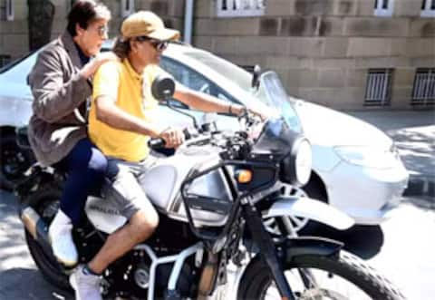 ஹெல்மெட் அணியாமல் பைக் பயணம் : அமிதாப் பச்சன் கிரேட் எஸ்கேப்