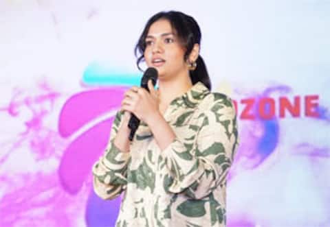 ‛ரெஜினா பட விழா : மேடையில் பாட்டுபாடி, நடனமாடி அசத்திய சுனைனா