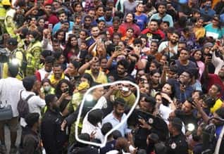 விஜய் சேதுபதி படப்பிடிப்பை பார்க்க திரளும் மலேசிய மக்கள்: படப்பிடிப்பு நடத்துவதில் சிக்கல்