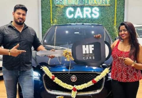 சொகுசு கார் வாங்கிய துணை நடிகை