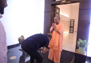 யோகி ஆதித்யநாத்தின் காலில் விழுந்து ஆசிர்வாதம் பெற்ற ரஜினி!