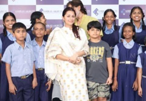 காது கேளாத மாற்றுத்திறனாளி குழந்தைகளுடன் பிறந்தநாளை கொண்டாடிய பூமிகா