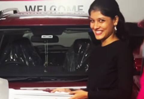 புதுகார் வாங்கி அசத்திய மோனிஷா