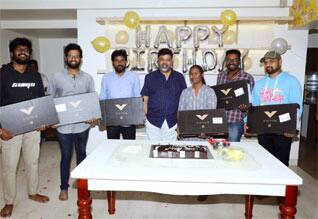 உதவி இயக்குநர்களுக்கு லேப்டாப் பரிசளித்த இயக்குநர் பி. வாசு