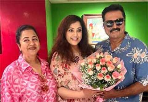 மீனாவை நேரில் வாழ்த்திய சரத்குமார் - ராதிகா!