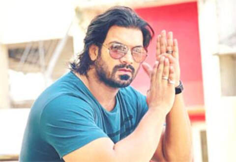 மோதலும் காதலும் சீரியலிலிருந்து விலகிய பவாஸ் சயானி