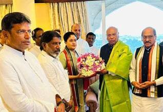 காங்கிரசில் இணைந்தார் நடிகை விஜயசாந்தி