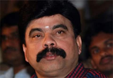 நடிகர் டாக்டர் சீனிவாசனுக்கு  பிடிவாரண்ட்