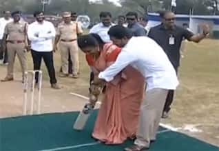 ரோஜாவுக்கு கிரிக்கெட் விளையாட கற்றுக் கொடுத்த ஆந்திர முதல்வர்
