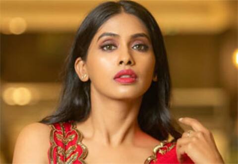 பாலிவுட் நடிகையிடம் நூதன மோசடி
