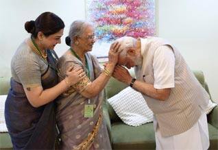 மாமியார் ஆசையை நிறைவேற்றிய குஷ்பு: பிரதமர் மோடி தலையில் கை வைத்து ஆசி வழங்கிய குஷ்பு மாமியார்