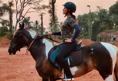 குதிரையேற்ற பயிற்சி பெறும் சம்யுக்தா மேனன்