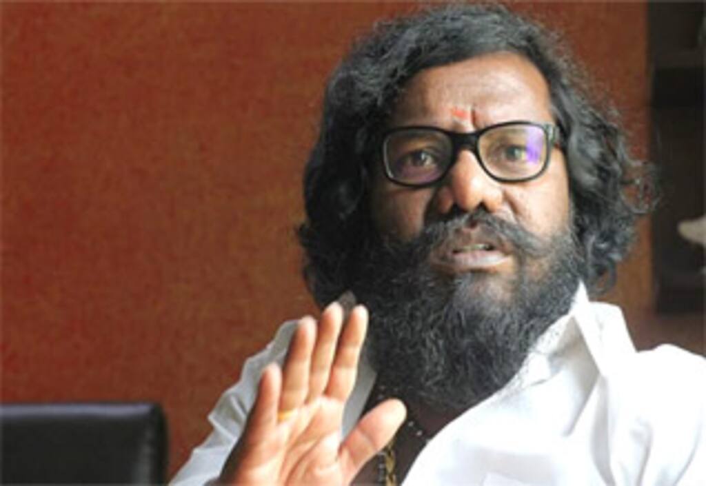 அவதூறு : மாஜி அதிமுக., நிர்வாகி மீது கருணாஸ் போலீஸில் புகார்