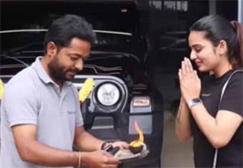 புதிதாக கார் வாங்கிய ஸ்ரீகோபிகா
