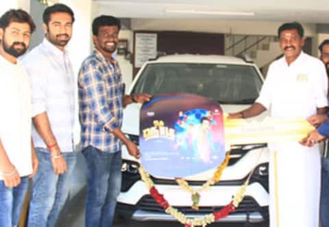 ஒரு நொடி இயக்குனருக்கு கார் பரிசளித்த தயாரிப்பாளர்