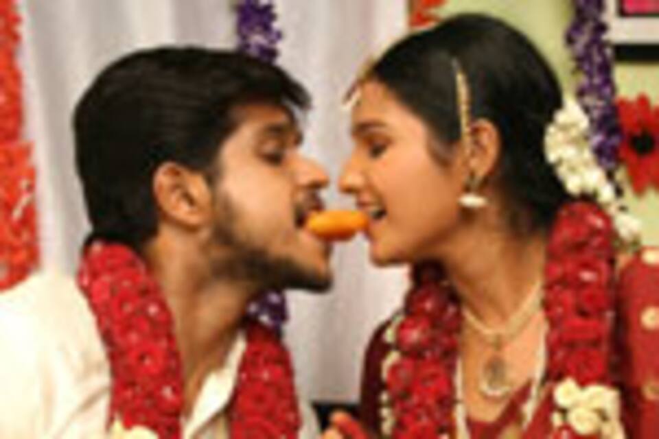 ஆயிரம் முத்தங்களுடன் தேன்மொழி