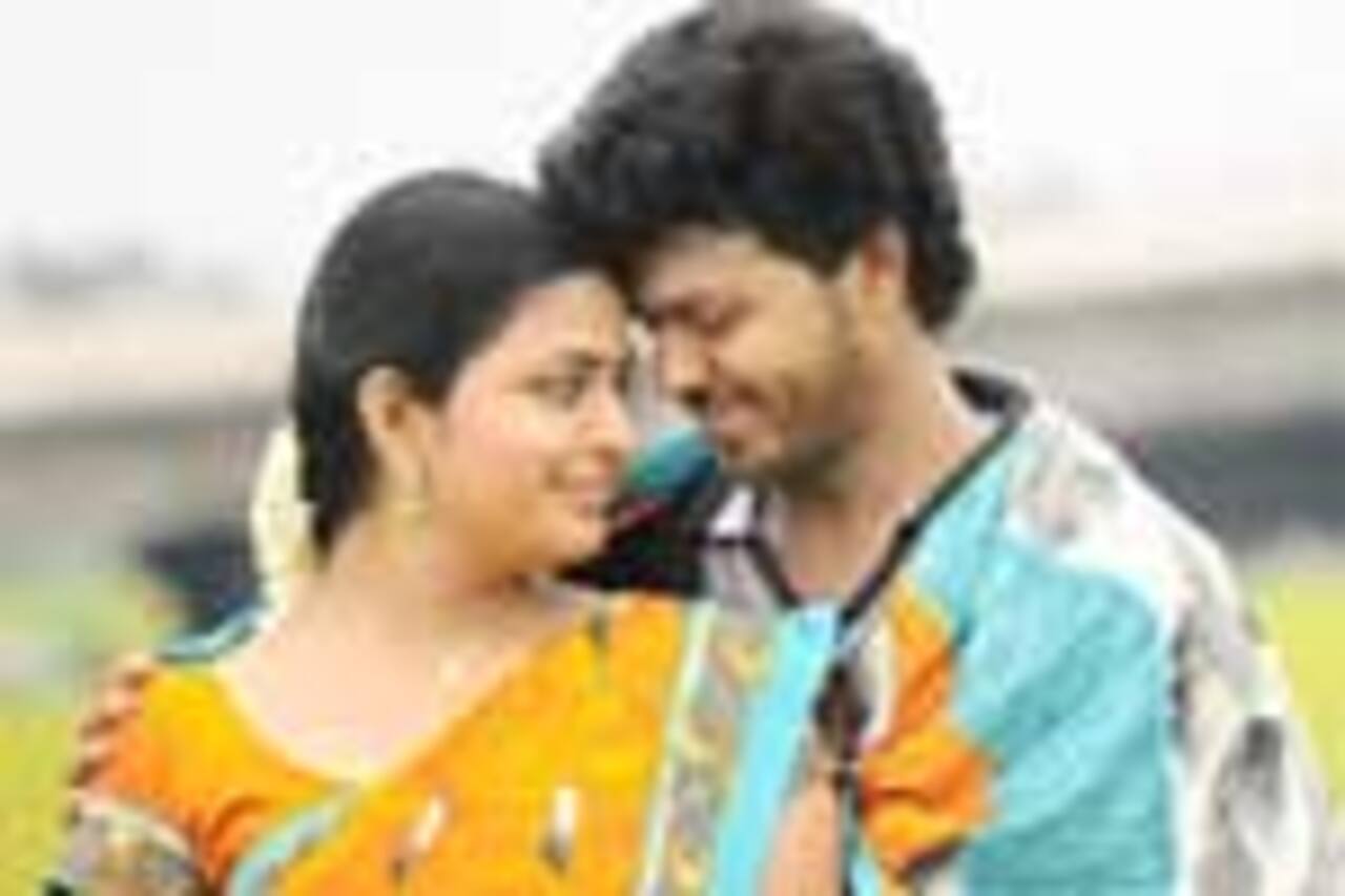 ஒருவர் மீது இருவர் சாய்ந்து