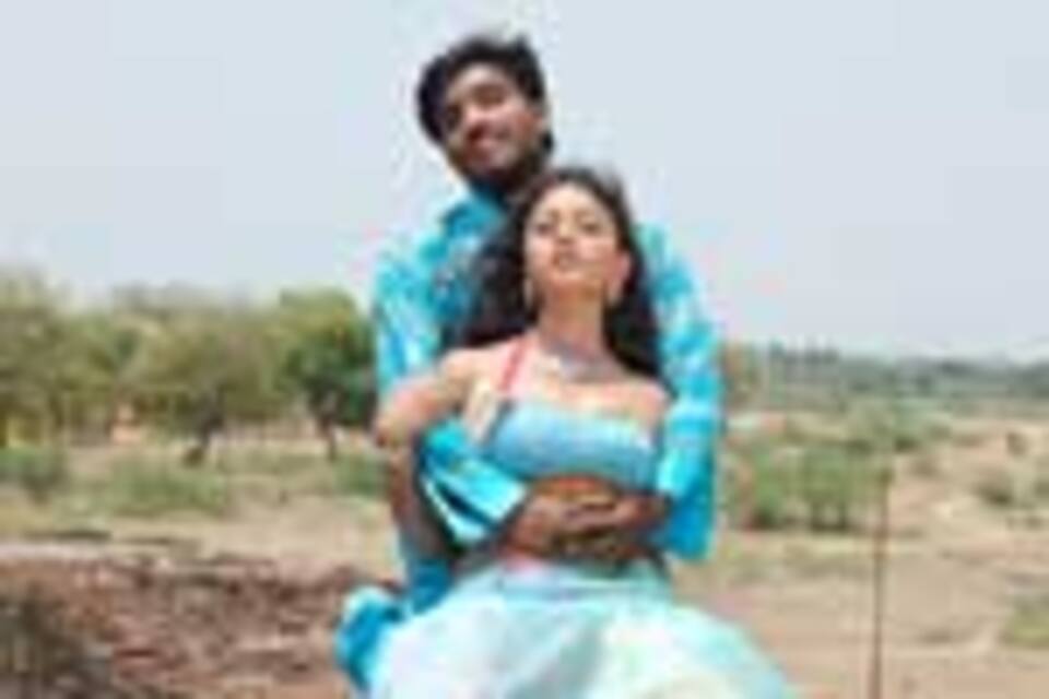 அரும்புமீசை குறும்புபார்வை