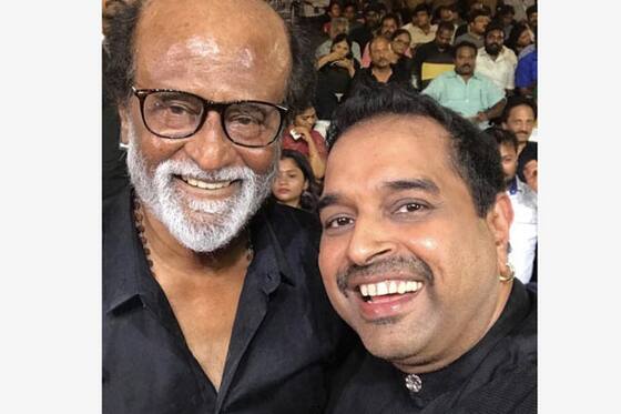 சமீபத்தில் நடைபெற்ற காலா பட வெளியீட்டு விழாவின்போது ரஜினியுடன் சந்தோஷ செல்பி எடுத்துக் கொண்ட பாடகர் சங்கர் மஹாதேவன்.