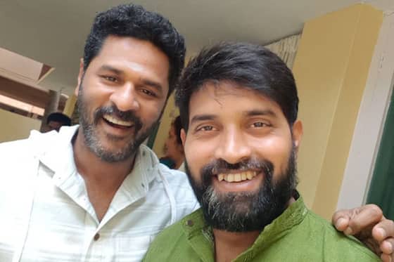 சார்லி சாப்ளின்-2 படத்தில் நடன இயக்குனராக தன்னை ஆட்டிவைக்கும் ஜானி மாஸ்டருடன் செல்பிக்கு போஸ் கொடுக்கும் பிரபுதேவா.