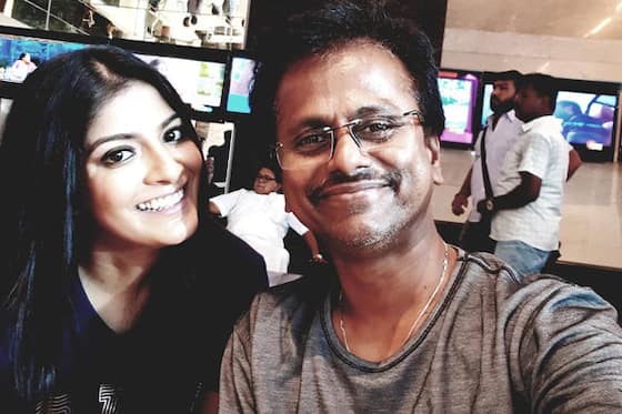 விஜய் 62வது படத்தின் படப்பிடிப்பில் இயக்குனர் ஏ.ஆர்.முருகதாஸ் உடன் நடிகை வரலட்சுமி எடுத்துக்கொண்ட செல்பி.