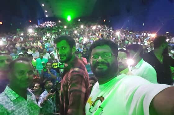 தெலுங்கில் வெளியாகியுள்ள அபிமன்யுடு(இரும்புத்திரை) படத்தின் தியேட்டர் விசிட்டின்போது ரசிகர்களுடன் செல்பி எடுத்துக்கொண்ட விஷால், இயக்குனர் பி.எஸ்.மித்ரன்.