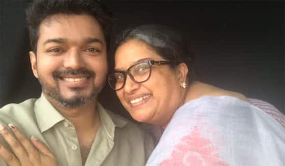 சர்கார் படப்பிடிப்பின் போது விஜய், நடிகை துளசி எடுத்து கொண்ட செல்பி.