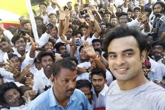 பிருத்விராஜ் டைரக்சனில் லூசிபர் படத்தில் நடித்து வரும் டொவினோ தாமஸ் படப்பிடிப்பு தளத்தில் ரசிகர்களுடன் எடுத்துக்கொண்ட செல்பி.