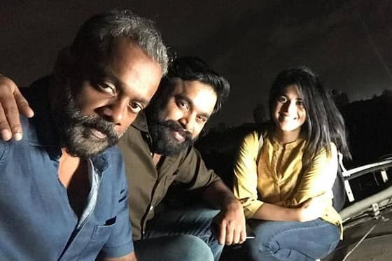 எனை நோக்கி பாயும் தோட்டா படப்பிடிப்பில் சசிகுமார், நாயகி மேகா ஆகாஷுடன் செல்பி எடுத்த இயக்குனர் கவுதம் மேனன்.