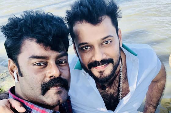 மலையாளத்தில் உருவாகி வரும் மம்முட்டியின் மதுரராஜா படத்தில் நடிக்கும் நடிகர்கள் ஆர்கே.சுரேஷும், பாலாவும் எடுத்துக்கொண்ட செல்பி.