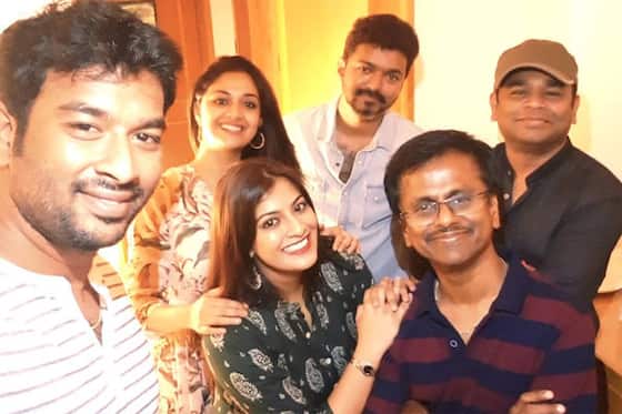 சர்கார் படத்தின் வெற்றியை கேக் வெட்டி கொண்டாடியதுடன் செல்பி எடுத்து மகிழ்ந்த விஜய், முருகதாஸ், ஏ.ஆர்.ரஹ்மான், வரலட்சுமி, கீர்த்தி சுரேஷ் மற்றும் பாடலாசிரியர் விவேக்.